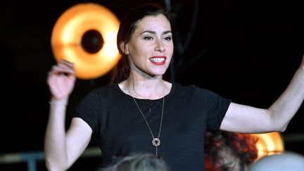 La chanteuse et écrivaine Olivia Ruiz sur la scène du théâtre de Narbonne (Aude) le 12 mai 2021 (PHILIPPE LEBLANC / MAXPPP)