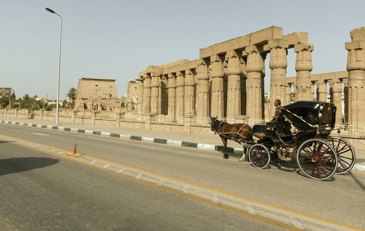 Les calèches se font rares aux abords du temple de Karnak, à Louxor. (Géo  Patrck Chapuis)