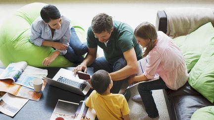 Parmi les pr&eacute;conisations du rapport Fragonard, celle de r&eacute;duire jusqu'&agrave; 75% les allocations des familles les plus ais&eacute;es. (TOM MERTON / OJO IMAGES RF / GETTY IMAGES)