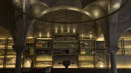 Vue de l'intérieur du bar Giralda à Séville.&nbsp; (CRISTINA QUICLER / AFP)