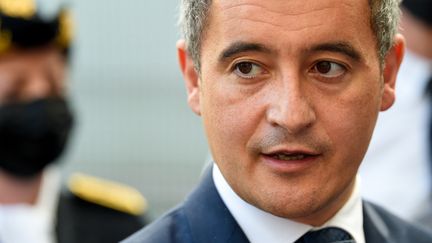 Le ministre français de l'Intérieur, Gérald Darmanin, s'adresse à la presse après une visite d'un commissariat de police à Marseille, le 24 mai 2021. (NICOLAS TUCAT / AFP)