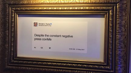 Le célèbre tweet "Covfefe" de Donald Trump exposé dans la "Bibliothèque des tweets présidentiels". (GREGORY PHILIPPS / RADIO FRANCE)