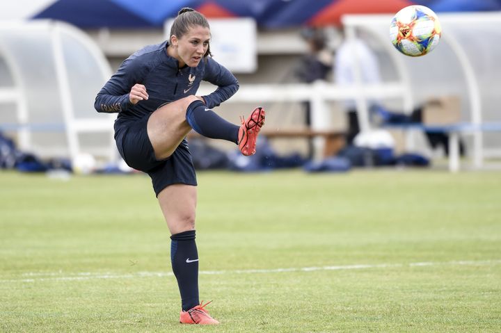 Eve Périsset, joueuse de l'équipe de France de football, à l'entraînement à Perros-Guirrec (Côtes-d'Armor), le 9 mai 2019.
 (SEBASTIEN SALOM-GOMIS / AFP)