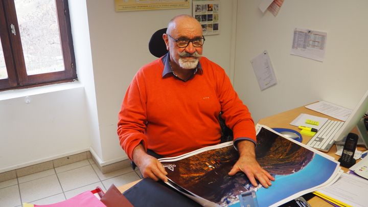 The mayor of La Grave (Hautes-Alpes), Jean-Pierre Pic, in his office, November 20, 2023. (PAOLO PHILIPPE / FRANCEINFO)