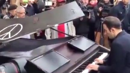 Le pianiste David Martello joue "Imagine" devant le Bataclan le 14 nov 2015.
 (saisie écran)