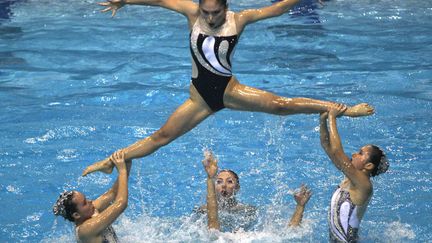 L'&eacute;quipe chinoise de natation synchronis&eacute;e lors d'un championnat &agrave; Duba&iuml; (Emirats arabes unis), le 13 octobre 2012. (KAMRAN JEBREILI / AP / SIPA)