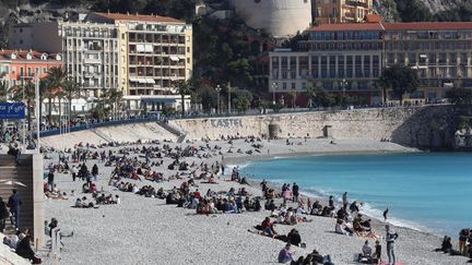 La promenade des Anglais et la plage en contrebas à Nice, le samedi 20 février 2021. (VALERY HACHE / AFP)