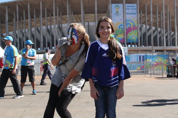 &nbsp; (Madeleine, 9 ans, "à fond derrière les Bleus" avec sa mère © RF/GA)