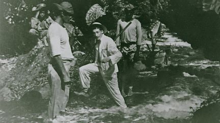 Victor Segalen traversant un gué à Tahiti (collection particulière)