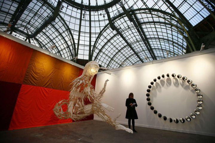 Installation au Grand Palais  de gauche à droite : "Untitled 2016 (Nothing)" par l'artiste thaïlandais Rirkrit Tiravanija, "Taifeng, 2015" 'd'Ai Weiwei, et"Your 29 reflected phases, 2016"  par Olafur Eliasson
 (Francois Mori/AP/SIPA)