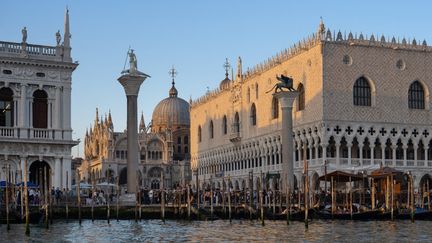 La bibliothèque Marciana, le palais des Doges et la colonne Saint-Marc sur le Grand canal de Venise, en Italie (2023). (MANUEL COHEN / AFP)