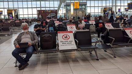 Des passagers attendent à l'aéroport Heathrow à Londres, durant la pandémie de Covid-19, le 27 novembre 2021. (EYEPRESS NEWS / AFP)