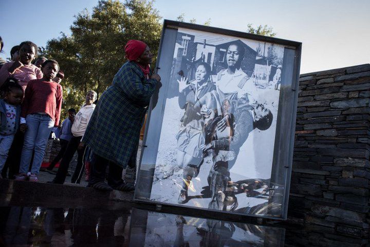 Sa photo, prise le 16 juin 1976, a attiré l'attention du monde entier sur la brutalité du régime de l'apartheid.

	  (JOHN WESSELS / AFP)