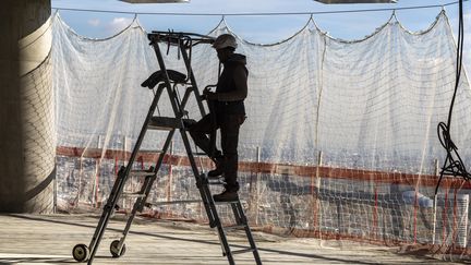 Un ouvrier sur un chantier, à La Défense (Hauts-de-Seine), le 15 octobre 2021.&nbsp; (CAROLINE PAUX / HANS LUCAS / AFP)