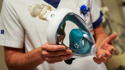 Un masque de plongée "EasyBreath", produit par Decathlon, est adapté pour être branché sur un respirateur, le 27 mars 2020, à l'hôpital Erasme de Bruxelles (Belgique). (KENZO TRIBOUILLARD / AFP)