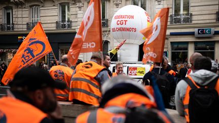 Des membres de plusieurs syndicats de la SNCF lors d'un précédent mouvement social, à Paris, le 23 mai 2023. (GAUTHIER BEDRIGNANS / HANS LUCAS / AFP)