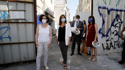 Emmanuelle Wargon, ministre déléguée chargée du Logement,&nbsp;aux côtés de Michèle Rubirola, maire de Marseille, rue d'Aubagne, le 30 juillet 2020. (VALLAURI NICOLAS / MAXPPP)