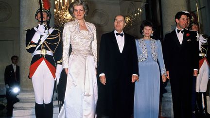 Le prince Charles (D) et la princesse Diana (G) sont recus au Palais de l'Elysee par le pr&eacute;sident de la R&eacute;publique fran&ccedil;aise Francois Mitterrand et son &eacute;pouse Daniele &agrave; Paris, le 7 novembre 1988. (SIPA)