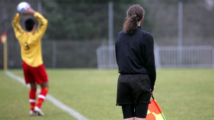 Une arbitre féminine lors d'un match Rodez-Endoume le 20 janvier 2008 (MAXPPP TEAMSHOOT)