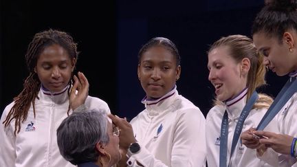 Paris 2024 : l'équipe de France féminine d'épée médaillée d'argent