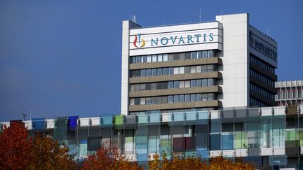 Le laboratoire pharmaceutique Novartis, à Bâle, en Suisse, le 27 octobre 2015.&nbsp; (FABRICE COFFRINI / AFP)