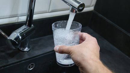 Un verre d'eau du robinet (photo d'illustration). (JEAN-FRANÇOIS FREY / MAXPPP)