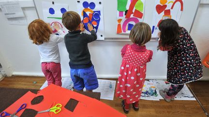 Des enfants participent &agrave; des activit&eacute;s artistiques, apr&egrave;s la classe, le 11 octobre 2013, dans une &eacute;cole de Nantes (Loire-Atlantique). (FRANK PERRY / AFP)