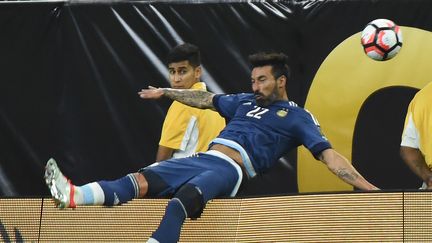 Ezequiel Lavezzi s'est fracturé le coude en tombant derrière un panneau publicitaire (MARK RALSTON / AFP)