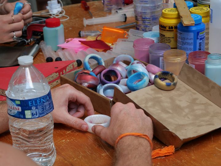 L'atelier anneau contraceptif d'Otoko au festival Amapola, le 30 juillet 2022, dans le bois de Gazeran.&nbsp; (PIERRE KRON)