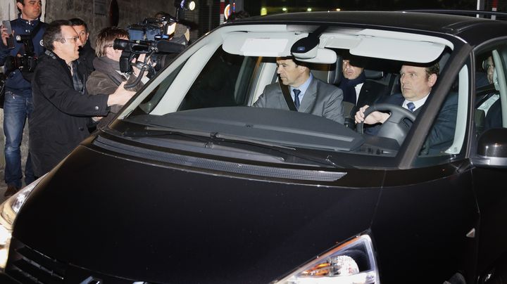 Nicolas Sarkozy quitte le palais de justice de Bordeaux (Gironde), le 21 mars 2013, apr&egrave;s avoir &eacute;t&eacute; mis en axamen pour abus de faiblesse &agrave; l'encontre de Liliane Bettencourt.&nbsp; (PATRICK BERNARD / AFP)