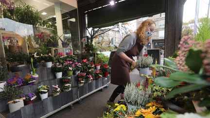 Une fleuriste prépare les arrangements de la Toussaint devant la devanture de la boutique, le 29 octobre 2020 (photo d'illustration). (VINCENT VOEGTLIN / MAXPPP)