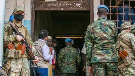 Des&nbsp;soldats de la force internationale Minusca et des agents de sécurité russes déployés devant un bureau de vote à Bangui, le 27 décembre 2020, pour assurer la sécurité du président Faustin Archange Touadera.&nbsp; (NACER TALEL / ANADOLU AGENCY)