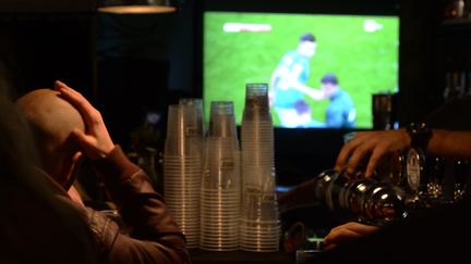 Illustration d'une retransmission dans un bar d'un match de football, le 13 novembre 2017 (photo d'illustration). (FILIPPO MONTEFORTE / AFP)