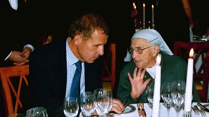 Sœur Emmanuelle à Monaco pour son 94e anniversaire en 2002, aux côtés de Patrick Poivre d'Arvor. (MAXPPP)