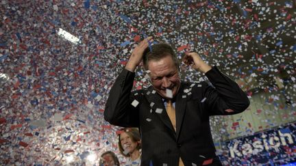 Le gouverneur John Kasich, candidat aux primaires républicaines, célèbre sa victoire dans l'Ohio à Berea (Etats-Unis), le 15 mars 2016. (BRENDAN SMIALOWSKI / AFP)