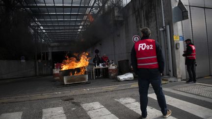 Un manifestant devant l'incinérateur d'Issy-les-Moulineaux (Hauts-de-Seine), le 13 mars 2023. (MAGALI COHEN / HANS LUCAS / AFP)