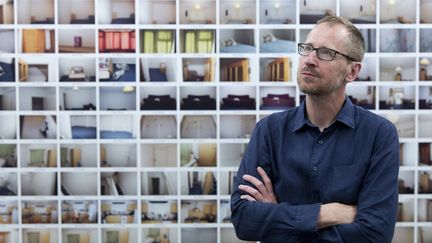 Le photographe britannique Edmund Clarke devant son installation "Control Order House", sur une maison où un homme soupçonné d'activités liées au terrorisme a été retenu par la police.
 (Justin Tallis / AFP)