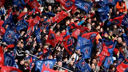 Des supporters du PSG, lors du match face &agrave; Toulouse, le 21 f&eacute;vrier 2015, &agrave; Paris. (FRANCK FIFE / AFP)