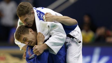 Loic Pietri (en bleu) lors du championnat du monde de judo, &agrave; Rio de Janeiro (Br&eacute;sil), le 29 ao&ucirc;t 2013. (RICARDO MORAES / REUTERS)