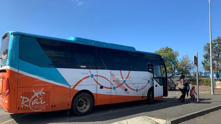 Un bus Raï au wharf du Vallon-Dore, au Mont-Dore, ce jeudi 28 novembre 2024. (Françoise Tromeur / NC la 1ère)