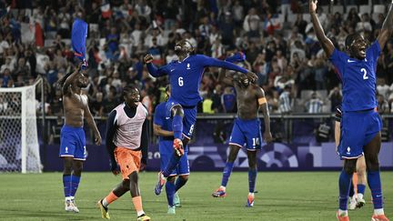 Les Bleus après leur victoire contre l'Argentine en quarts de finale des Jeux olympiques de Paris, le 2 août 2024 à Bordeaux. (PHILIPPE LOPEZ / AFP)