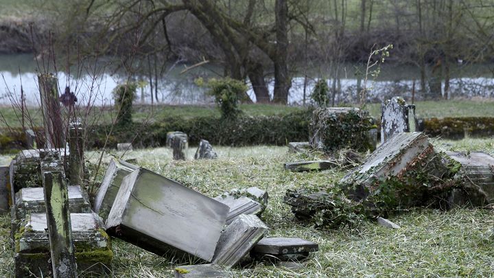 Des tombes profan&eacute;es le long du ruisseau qui borde le cimeti&egrave;re juif de Sarre-Union (Bas-Rhin), le 17 f&eacute;vrier 2015. (VINCENT KESSLER / AFP)