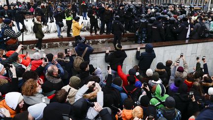 Des policiers bloquent la route à des manifestants réunis à Moscou (Russie), le 23 janvier 2021, pour demander la libération de l'opposant russe&nbsp;Alexeï Navalny. (SEFA KARACAN / ANADOLU AGENCY / AFP)