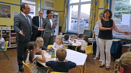 &nbsp; (François Hollande en visite dans une école maternelle de Pouilly-sur-Serre dans l'Aisne © Reuters/Jacky Naegelen)