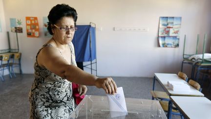 Une &eacute;lectrice vote lors du r&eacute;f&eacute;rendum sur les propositions des cr&eacute;anciers &agrave; Ath&egrave;nes (Gr&egrave;ce), le 5 juillet 2015. (THANASSIS STAVRAKIS/AP / SIPA / AP)