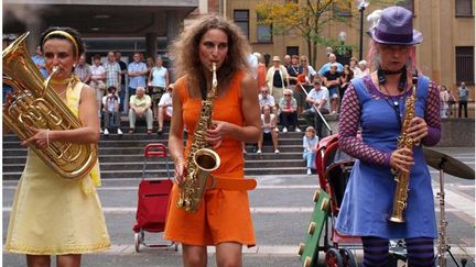 Mademoiselle Orchestra fanfare de rue de filles un peu fantasques 
 (Mademoiselle Orchetra)