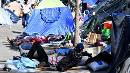 Des migrants à Tunis, le 12 avril 2023. (FETHI BELAID / AFP)