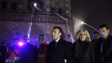 Emmanuel Macron et Brigitte Macron sur le parvis de Notre-Dame de Paris, le 15 octobre 2019. (MAXPPP)