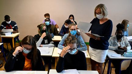 Une classe de lycée près de Rennes, en septembre 2020. Photo d'illustration. (DAMIEN MEYER / AFP)