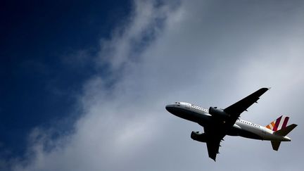 Un Airbus de Germanwings d&eacute;colle&nbsp;de Cologne (Allemagne), le 30 mars 2015. (OLIVER BERG / AFP)